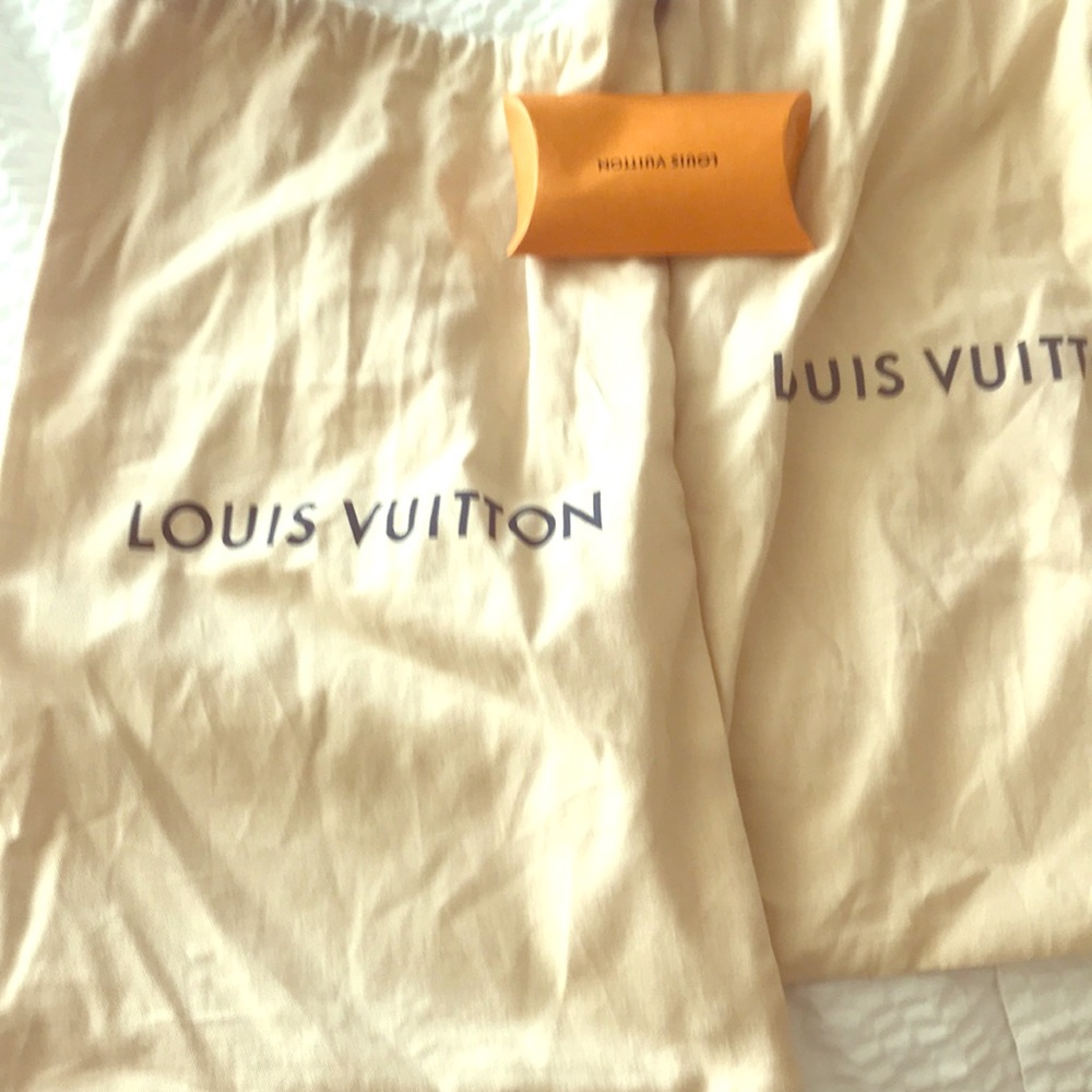 Louie V Dust covers & shoe strings